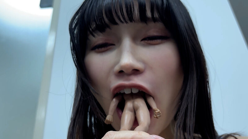 ひなみちゃんがM男人形を唾液たっぷり舐めまわす サンプル 10
