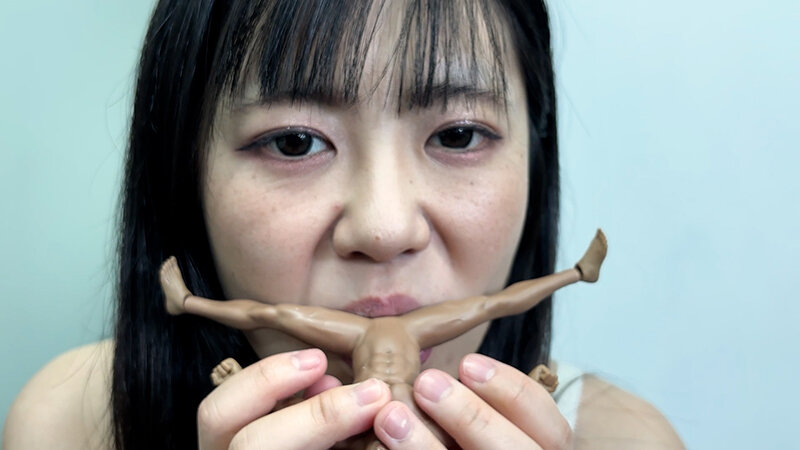 あずさちゃんが唾液たっぷりM男人形舐めまわし サンプル 18