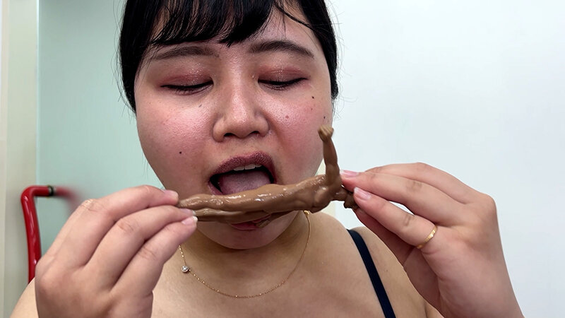 みのりちゃんがM男人形を唾液たっぷり舐めまわす サンプル 12