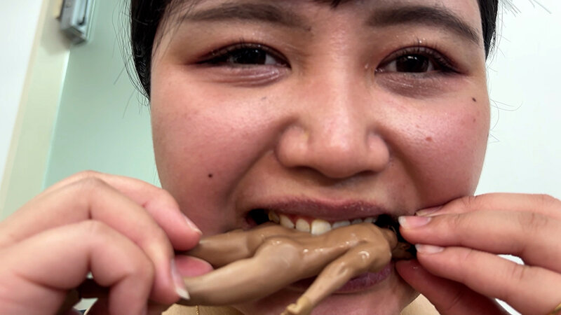 みのりちゃんがM男人形を唾液たっぷり舐めまわす サンプル 9