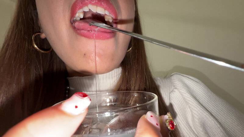【個人撮影】若菜めありの舌ブラシで「汚舌苔」採取 サンプル 11