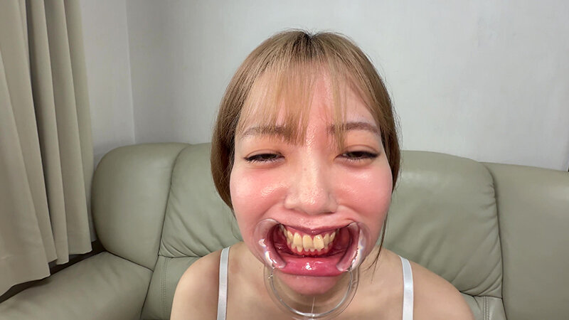 【個人撮影】朝海凪咲の初喉チンコ触り＆口内観察 サンプル 19