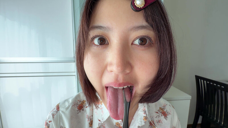 【個人撮影】浅桜エリの舌ブラシで「汚舌苔」採取 サンプル 13