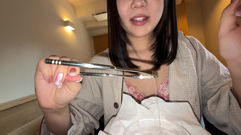 【個人撮影】音羽美鈴の舌ブラシで「汚舌苔」採取 サンプル 17