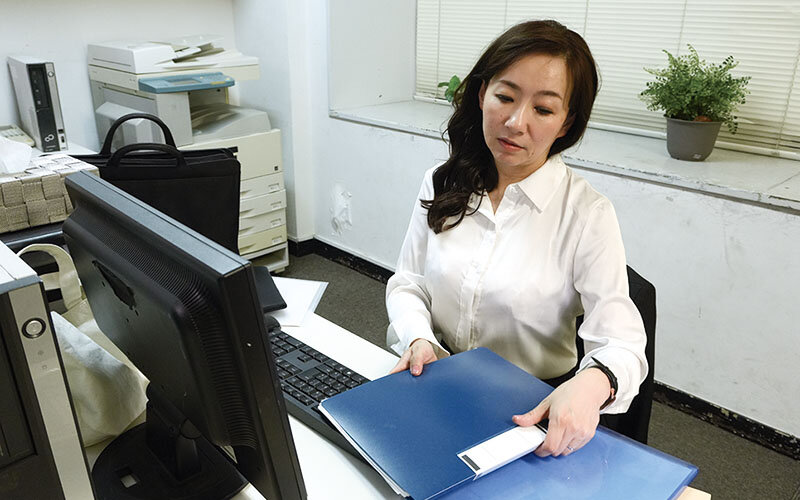 社内で襲われた女上司 抑え込んだ理性が砕け散り涙目絶頂、何度も中出しされて快楽堕ち 壊れていく居場所 よしい美希 サンプル 1