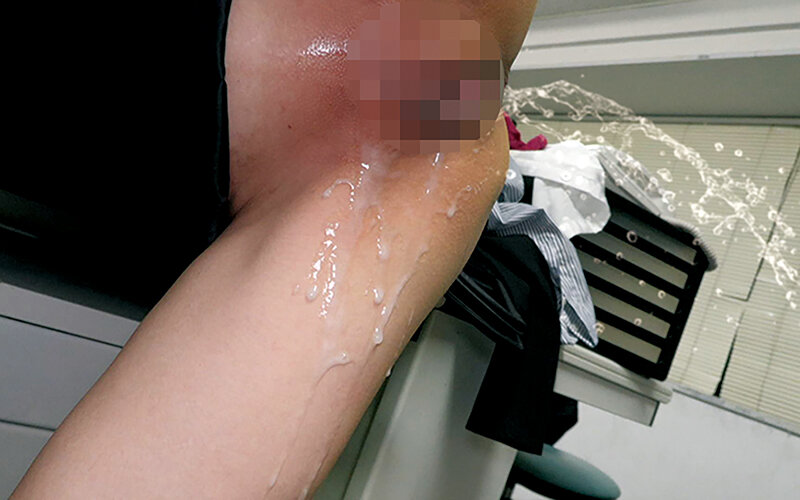 「ここで吹くなんて…ダメ…」机に突かれ、背中を押さえつけられたまま立ちバックで何度も潮を吹かされ、激しいピストンにイキながら連続中出し 壊れていく居場所 若菜れいか サンプル 11