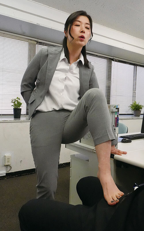 デカ尻女上司のピタパン誘惑に童貞部下が暴発寸前！我慢できずにピタパン越しの尻圧のまま即ハメ中出し！残業中の社内で何度も射精させられた 加藤ツバキ サンプル 4