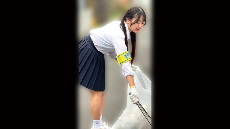 ゴミ拾う手の先輝く僕等の未来 ボランティア活動に勤しむ心の綺麗な女の子4名 サンプル 2