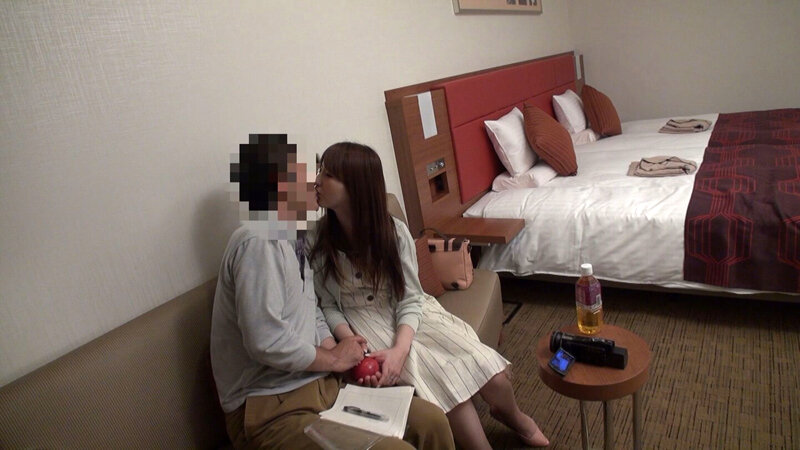 笑顔が可愛い人妻。おじさんの隠し持つおナスに興味津々！ のぞみ 雪菜希 サンプル 1