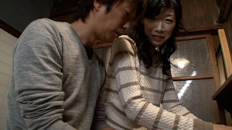 いい歳して倅の肉棒に感じてしまった私！？誰にも言えない禁断の中出しSEXにイク！ サンプル 1