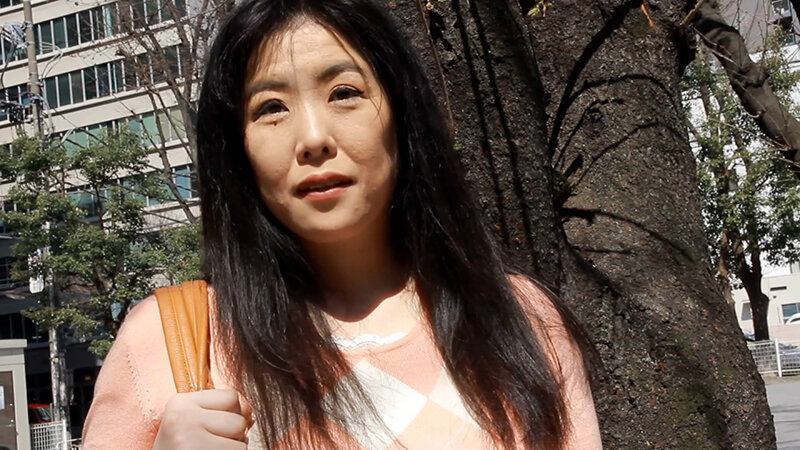 お仕事を休んでAV撮影に挑む豊満ムチムチ熟女！若い肉棒にテンションアップで快楽没入型SEXに堕ちる！ サンプル 1