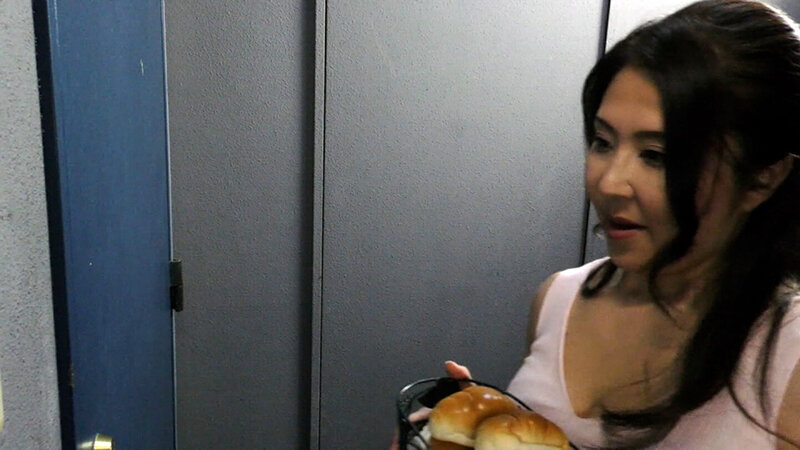 エロ過ぎ奥さんに勃起した肉棒にしゃぶりつくヤリモクお隣の奥さんと濃厚SEX！ サンプル 1