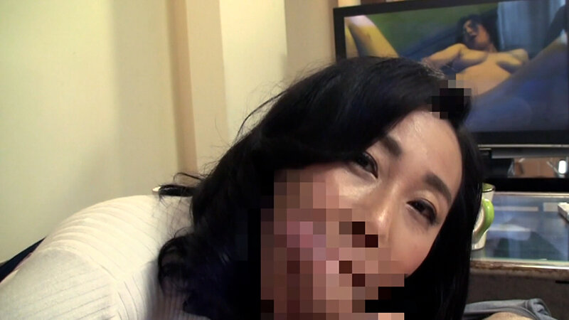 嫁の母と一緒に熟女モノAV鑑賞。エッチな気分が盛り上がり禁断の情欲に堕ちる完熟義母のド痴女セックス！ サンプル 7