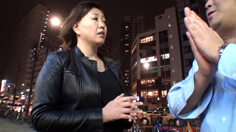 帰宅途中のぽっちゃり奥様に試写してもらいたいとナンパ！ごく普通の奥様に実は過激なAV鑑賞をしてもらいエッチまでできるか！？ サンプル 2