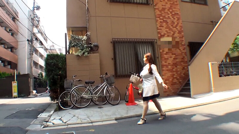 警戒心強めな巨乳奥さまを大人のおもちゃのモニターとナンパしてみたら…。AV、おもちゃ初体験のむっつり奥様と3P中出し乱交SEX！ サンプル 1