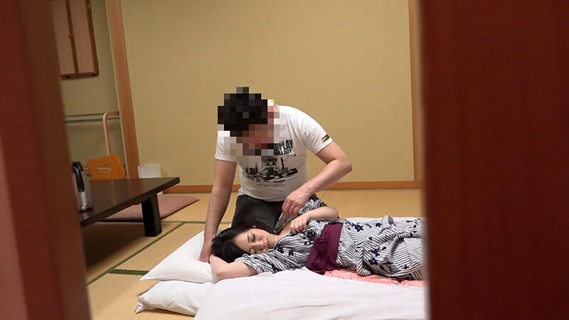 電マでビショビショ潮吹き奥様！気持ち良すぎて「生でいいからください！」 サンプル 1