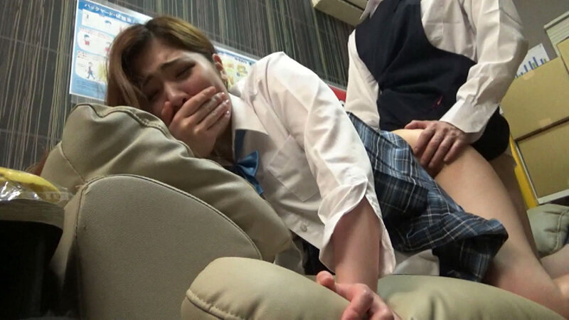 嫌だけど声が出ちゃう！万引き不良娘にセクハラ店長のねちっこいお仕置き！ サンプル 16