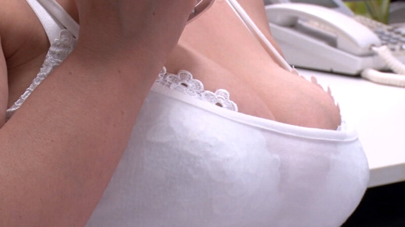 残業を心配して差し入れを持って来てくれる部下思いの優しい巨乳の女部長！ムラムラした熟女の誘惑淫乱中出しSEX！ サンプル 2