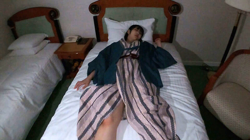 気持ち良くって腰が止まらない！暗闇でライトに浮かぶ熱い不倫旅行セックス！ サンプル 1