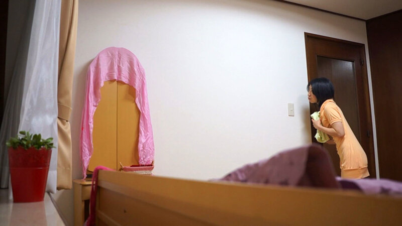 「娘居るからだめ！」隣の部屋には娘がいるのに声が止まらない！声を抑えて燃え上がる熟年セックス！ サンプル 2
