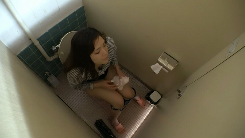 女性トイレに突撃！意識が朦朧としている色白ギャル系女をいただきます！ サンプル 1