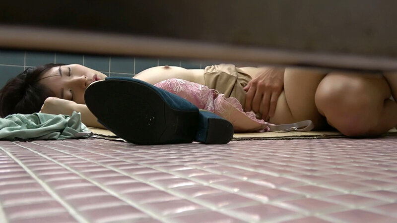 女性トイレ内も危険がいっぱい！意識がないまま喰われてしまう色白スレンダー巨乳女！ サンプル 16
