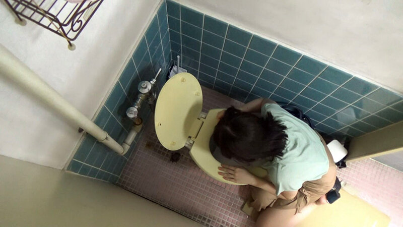 女性トイレ内も危険がいっぱい！意識がないまま喰われてしまう色白スレンダー巨乳女！ サンプル 1