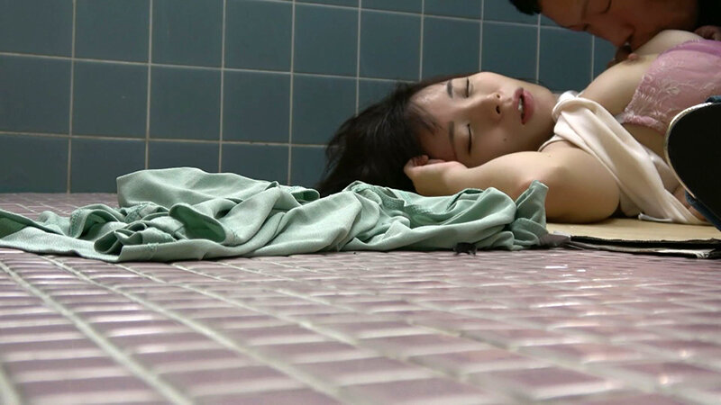 女性トイレ内も危険がいっぱい！意識がないまま喰われてしまう色白スレンダー巨乳女！ サンプル 11