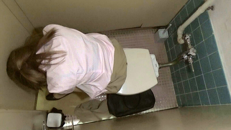 トイレでの行為！ギャル系女性の綺麗なお尻を撫で回す卑劣な男！ サンプル 20
