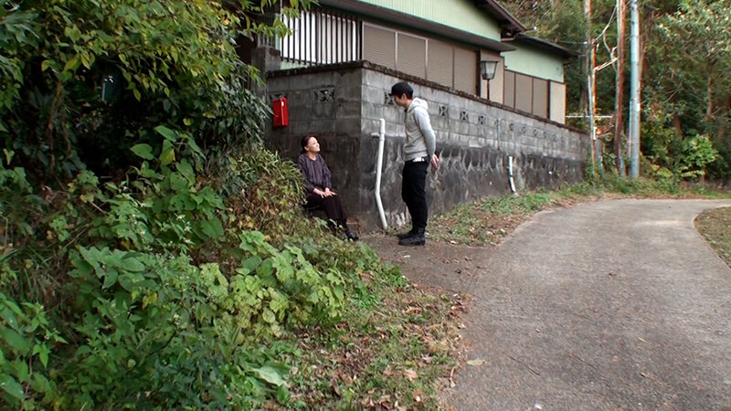 過疎化が進む山間部の田舎道で散歩中のおばさんをアンケート調査とナンパ！ホテルに誘い五十路熟女に孕ませSEX！ サンプル 1