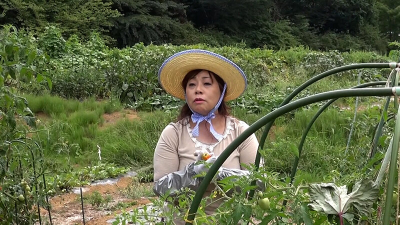旦那さんとは15年以上のセックスレスと言う畑仕事が似合う田園スマイル熟女をそのままラブホに誘い3P中出しSEX！ サンプル 1