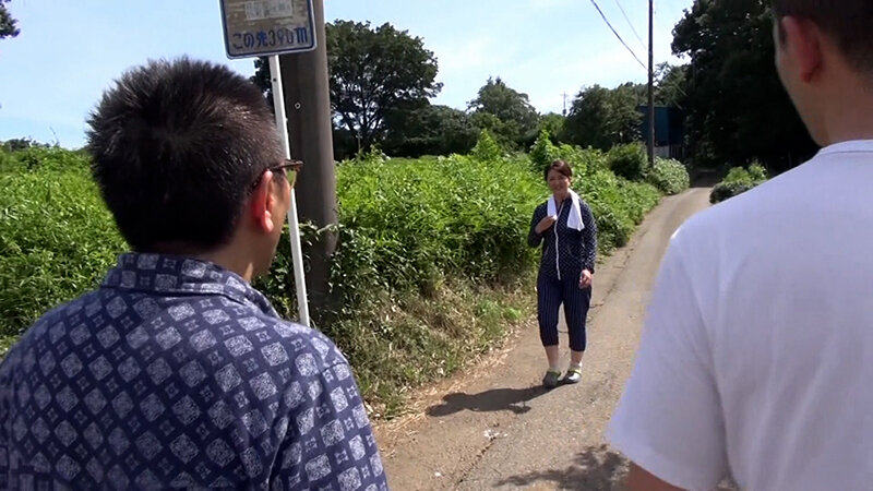 東京から田舎に撮影にきたナンパ隊！散歩中の色白熟女をナンパしてお宅拝見！そのまま3P乱交中出しSEX！ サンプル 1