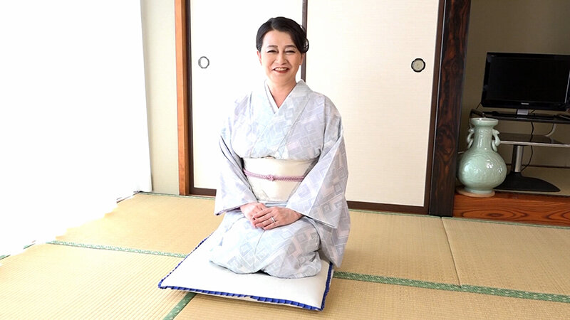和服姿の爆乳おばさん！アダルトグッズのモニターからあれよあれよのAV出演！緊張から人生最高イキ過ぎ性交！ サンプル 1