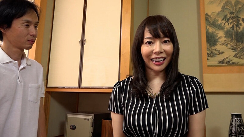 服の上からでもわかる美巨乳セレブ奥さまが刺激を求めてAV撮影に参加！愉しむSEXがしたいと本能丸出しぶっ飛び性交！ サンプル 1