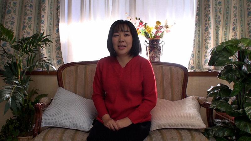 小さな会社を経営する52歳の熟女が会社の為にAV出演を決意！ポッチャリボディに黒々陰毛がエロ過ぎる熟女のアヘ顔めがけて顔射フィニッシュ！ サンプル 1