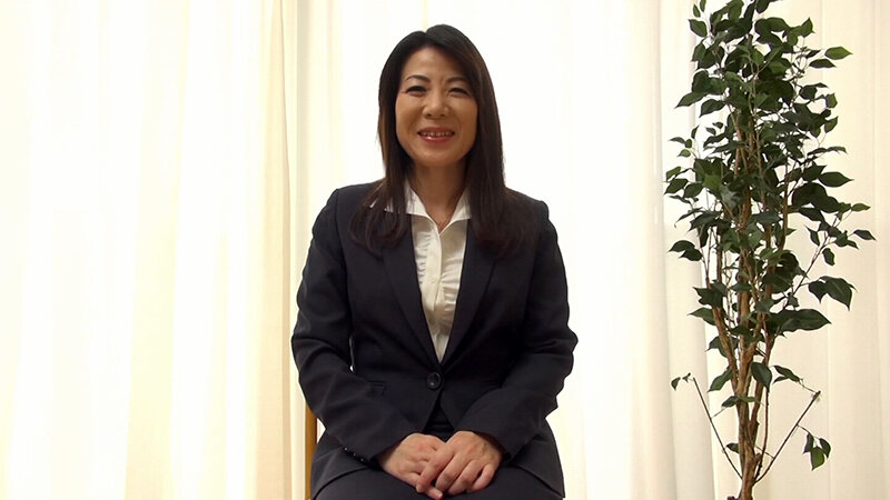 清楚な雰囲気の50歳バツイチで元予備校講師の美熟女が初めてのAV出演を決意！清楚な仮面の下の淫乱性交！ サンプル 1
