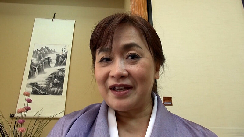 亡きご主人の濃厚愛撫のお陰で若さを保つぽっちゃり和服巨乳熟女。敏感体質のむっちり熟女の初撮りAV性交！ サンプル 1
