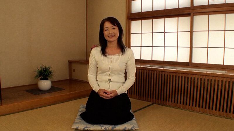 初めて見たAVの興奮と感激が忘れられず自分もこんなに他人を興奮させられるAVに出てみたい！と応募してきた黒髪五十路熟女の初撮り破廉恥SEX！ サンプル 1