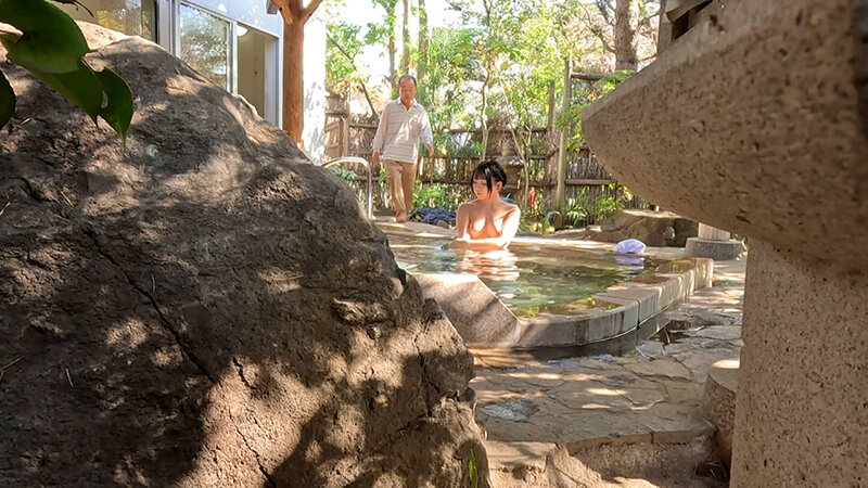 夫の実家の旅館を訪れた若妻。義父の激しくアブノーマルな責めに経験したことのない快感を感じドMな性癖を開花させてしまう！ サンプル 2