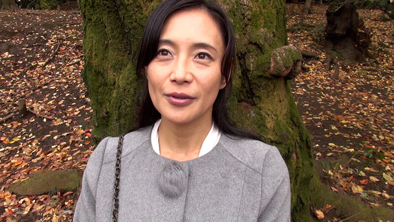 黒髪清楚な雰囲気の五十路熟女さんが激しいSEXを求めてAV出演！整った顔を歪ませイキまくる初撮りSEX！ サンプル 1