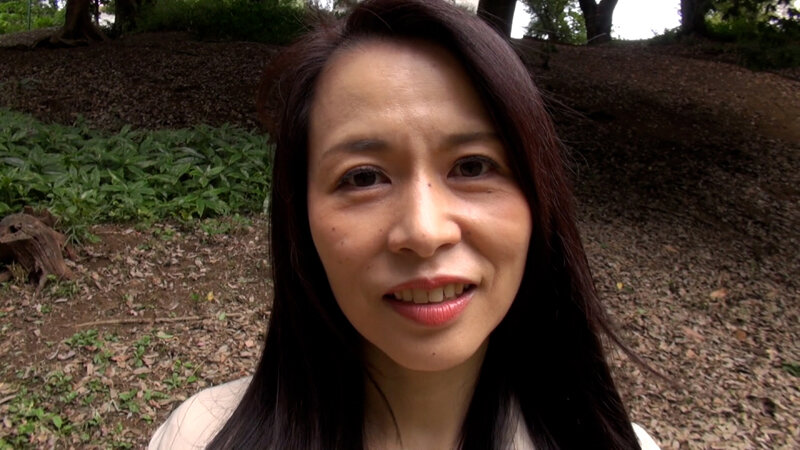 こんなに綺麗で清楚な熟女が！？刺激を求めてAV出演！恥じらいながらも快楽にハマる五十路熟女のエロ過ぎSEX！ サンプル 1