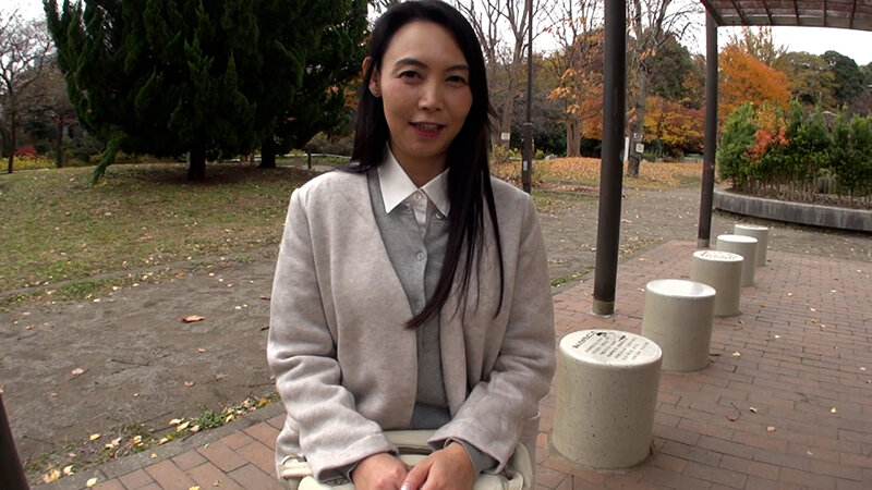 良き妻、良き母を努めて来た上品な雰囲気の五十路熟女さんが人生初の浮気SEX！他人棒での激ピスにイキまくる初撮りSEX！ サンプル 1