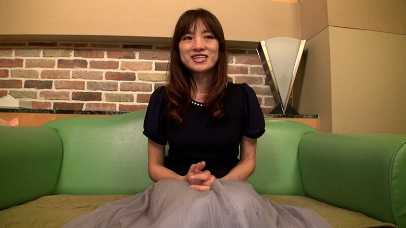 旦那さんとのセックスレスに耐え兼ねてAVの撮影に応募して来た好きモノ熟女。結合部丸見えのガニ股騎乗位でイキまくり！ サンプル 1