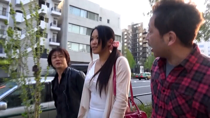 街行く巨乳若妻さんに、セクシーショットを撮らせてくれたら謝礼が発生するんですが…。ヤリタイ盛りの若妻は股間を濡らし3P絶頂イキの中出しSEX！ サンプル 1