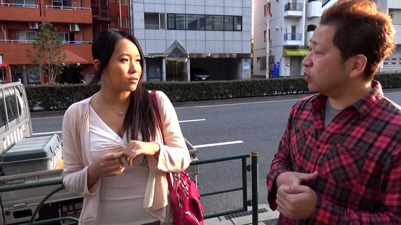 街行く巨乳若妻さんに、セクシーショットを撮らせてくれたら謝礼が発生するんですが…。ヤリタイ盛りの若妻は股間を濡らし3P絶頂イキの中出しSEX！ サンプル 2