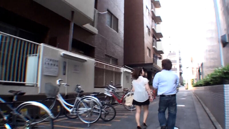 街行く結婚2年目の若妻さんを番組に出演してくれませんか？とナンパ！もう半年もセックスレスで欲求不満の奥様にセンズリ見せつけナシクズシの中出し性交！ サンプル 1