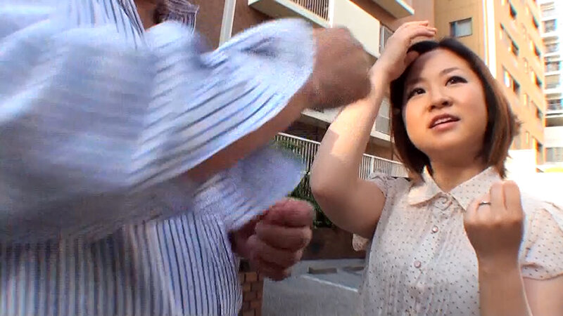 街行く結婚2年目の若妻さんを番組に出演してくれませんか？とナンパ！もう半年もセックスレスで欲求不満の奥様にセンズリ見せつけナシクズシの中出し性交！ サンプル 2