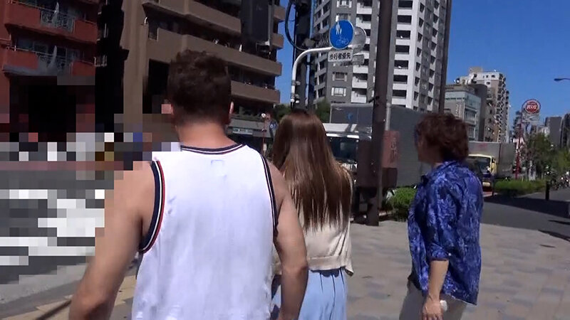 無自覚な着衣巨乳奥様限定でインタビューとナンパしてエロ質問！若妻さんは水色の下着を露出してのエロポーズ！緩すぎる巨乳妻にナシクズシの中出しSEX！ サンプル 1