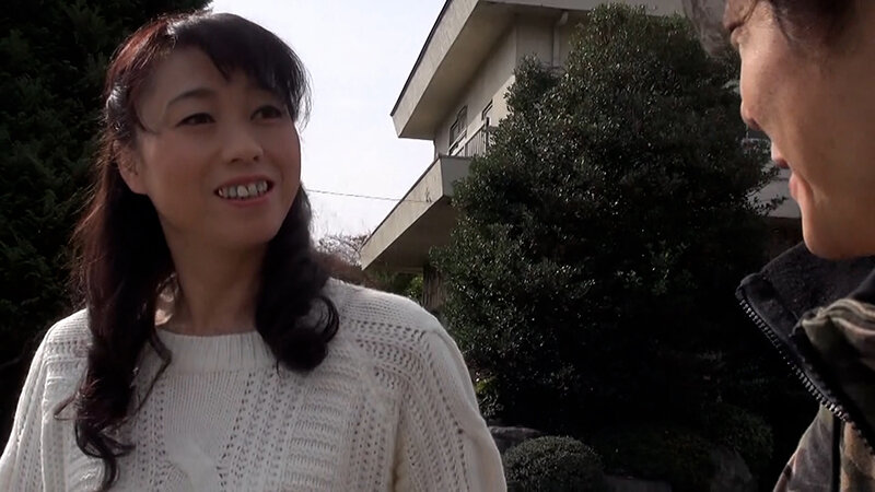 田舎で一人暮らしの未亡人美熟女が悶々とした思いを解消する為、AVに出演してみようと応募！一見真面目な清楚系おばさんの初撮り種付けSEX！ サンプル 1