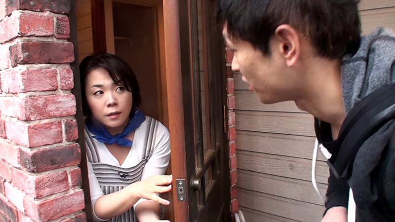 田舎暮らしに憧れ移住して3年。ご主人とは別居生活。人恋しさからAVメーカーに応募してきた美熟女さんとカメラの前でうれし恥ずかし中出しSEX！ サンプル 1